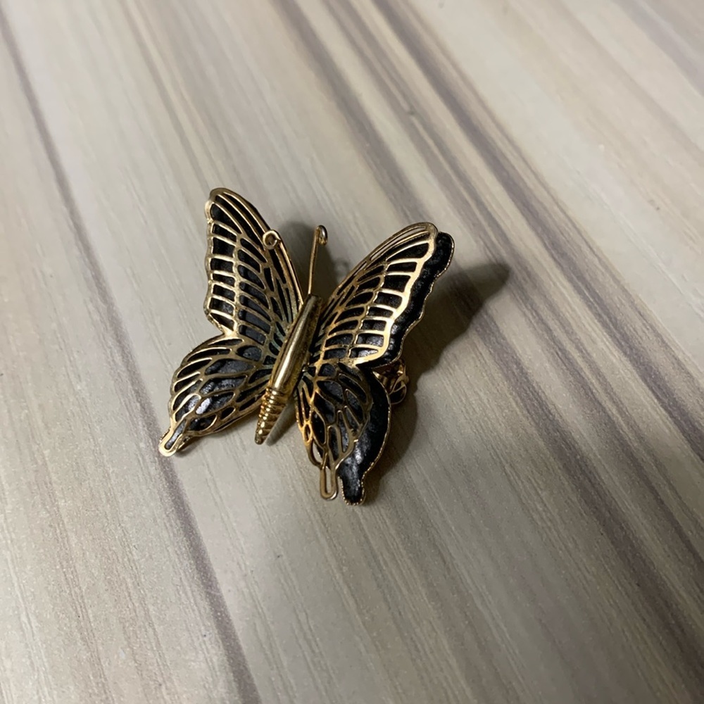 Gold Tone Fluttery Butterfly brooch NWOT